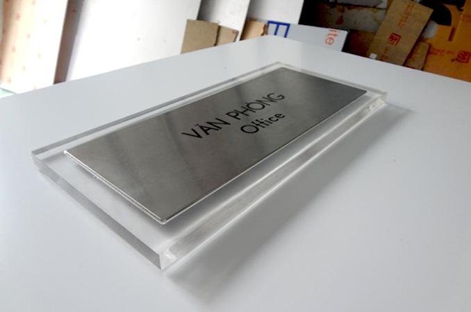 biển inox ăn mòn văn phòng