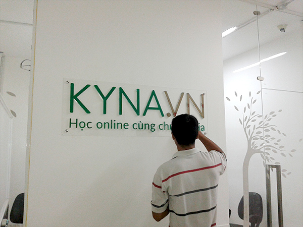 Thi công biển hiệu chữ nổi mica giá rẻ